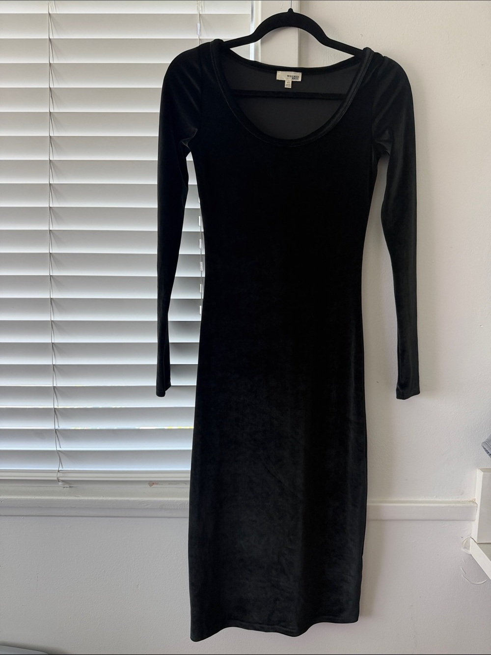 Wilfred Black Long-Sleeve Velvet Midi Dress